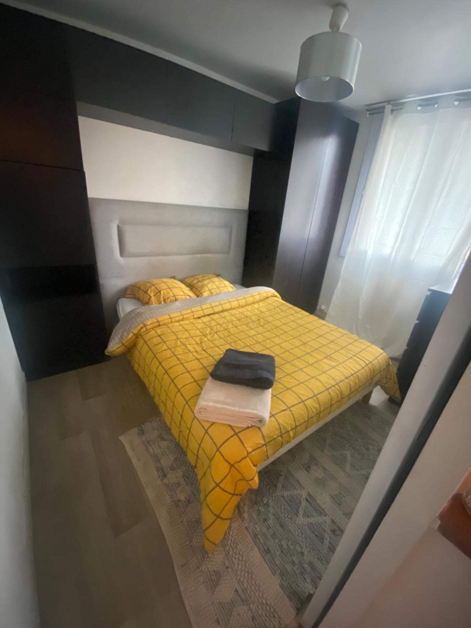 Bel Appartement Spacieux ,Convivial De 3 Chambres Avec Parking Prive Secure ก็อง ภายนอก รูปภาพ