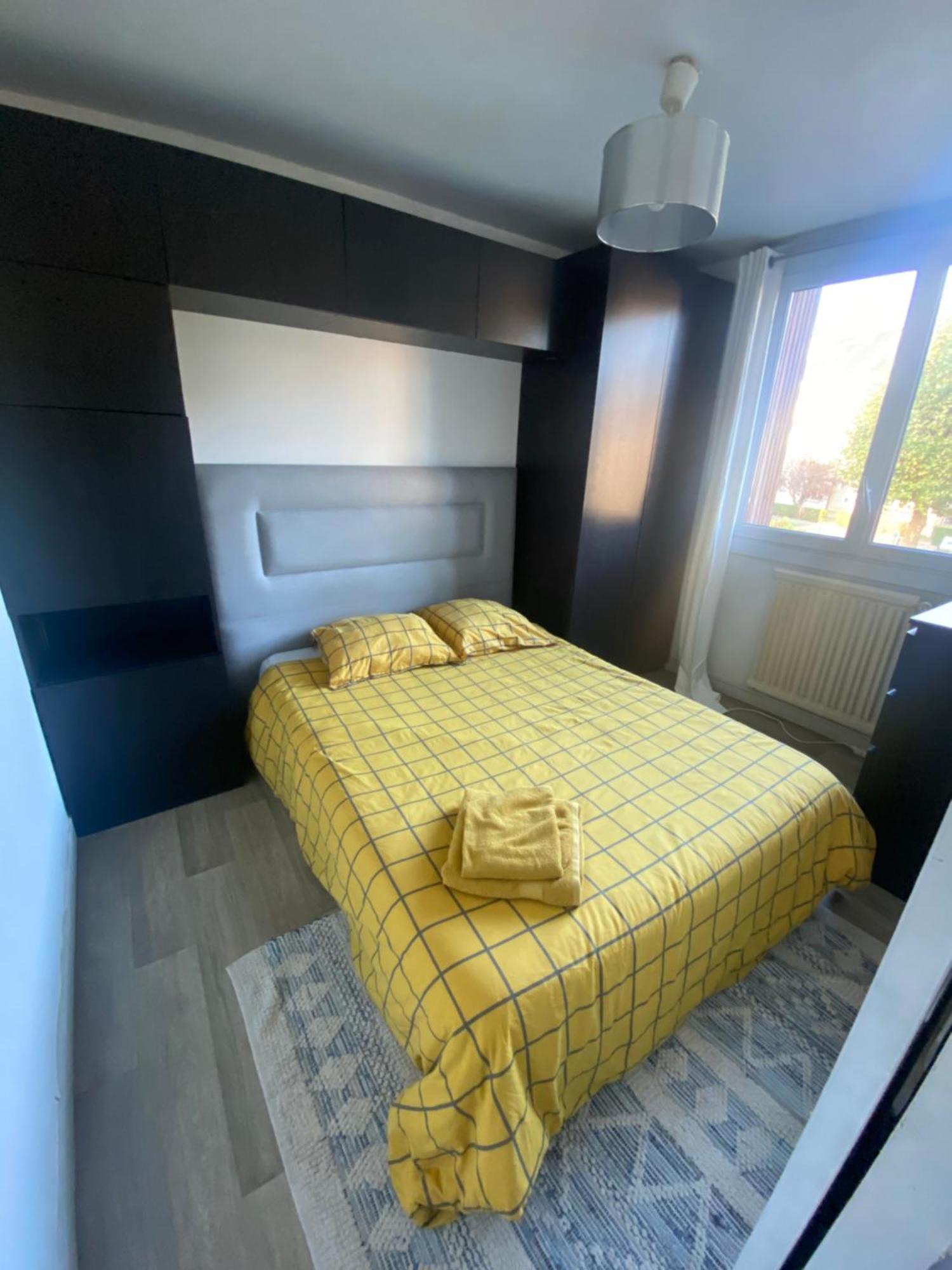Bel Appartement Spacieux ,Convivial De 3 Chambres Avec Parking Prive Secure ก็อง ภายนอก รูปภาพ